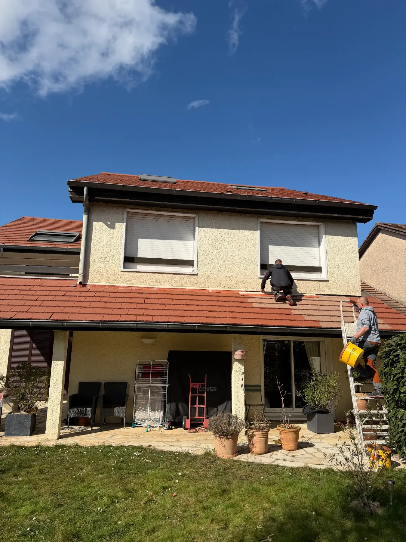 Même pavillon après travaux avec couverture en tuiles neuves posée par nos couvreurs