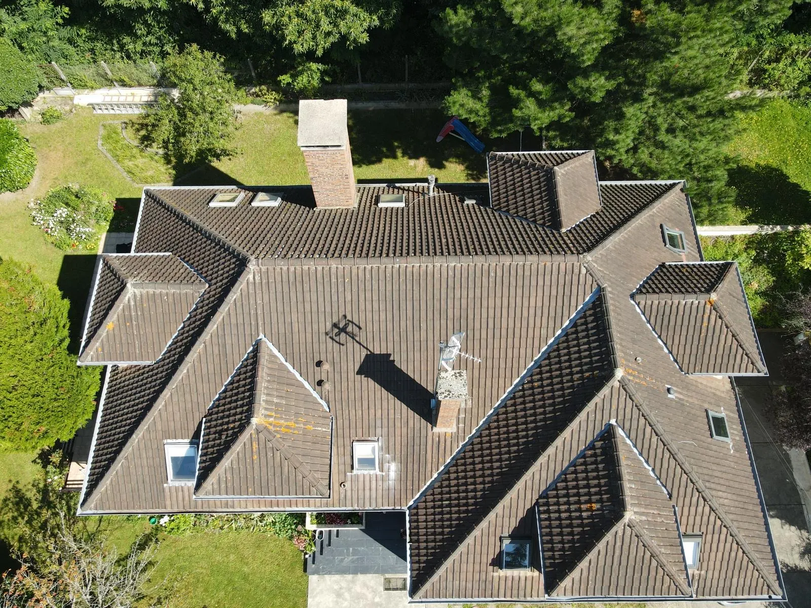 Vue aérienne d'une grande toiture en tuiles à croupes et arêtiers, chantier de notre équipe en Île-de-France