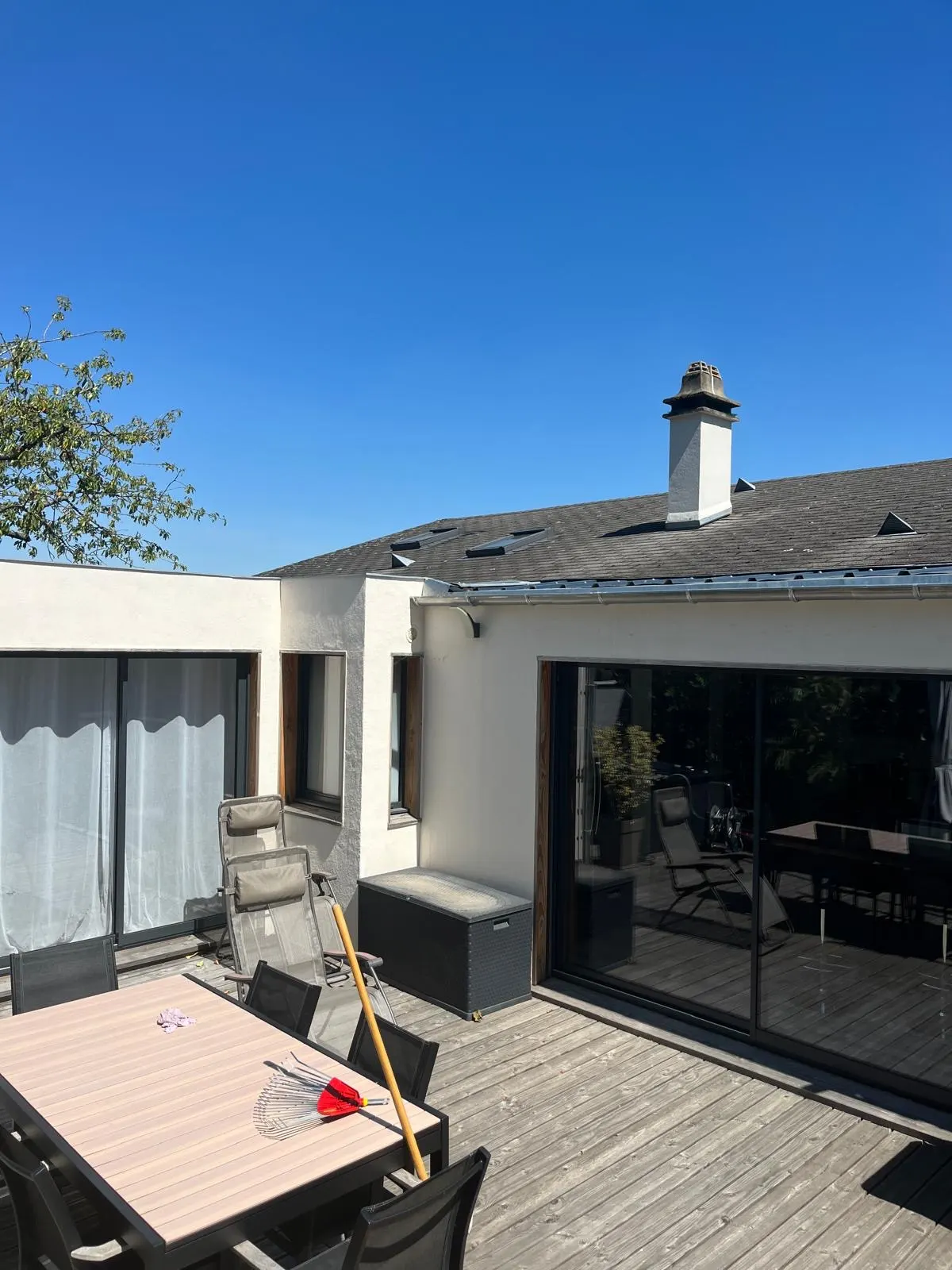 Toiture ardoise et gouttière zinc au-dessus d'une terrasse, chantier de notre équipe en Île-de-France