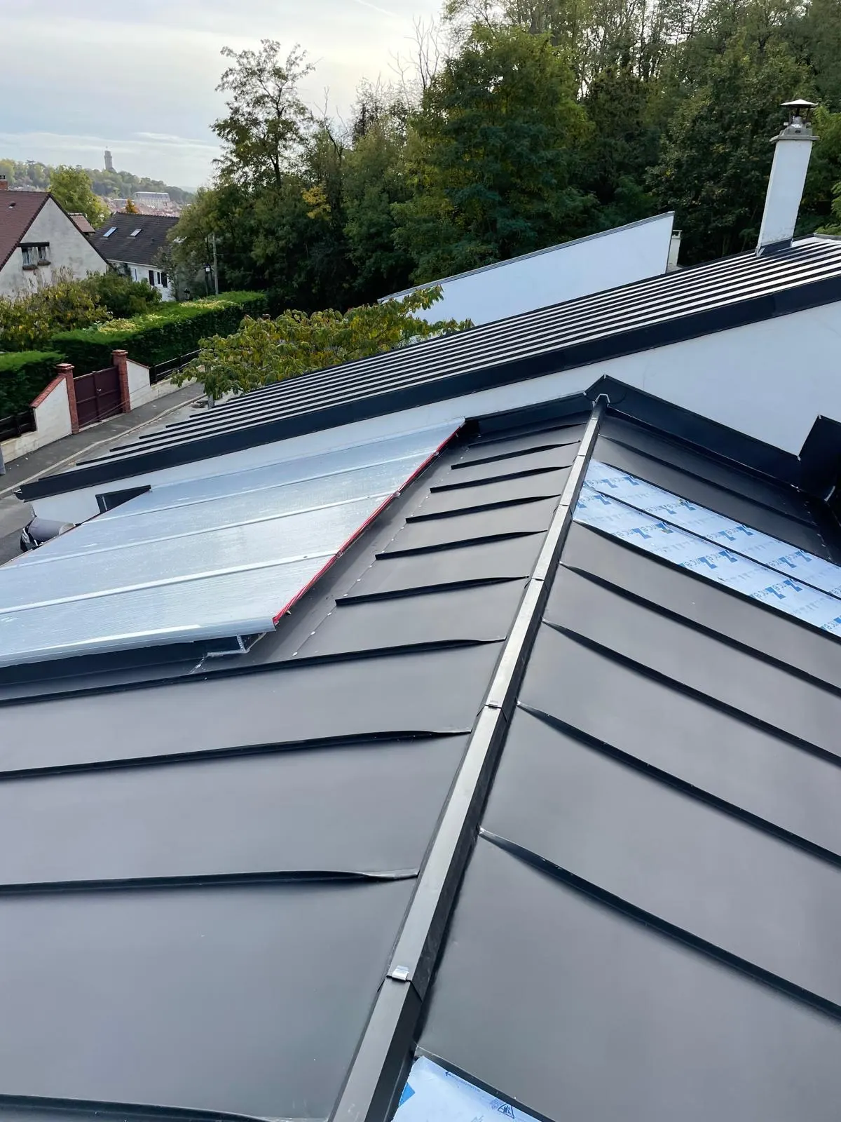 Couverture zinc à joint debout avec verrière, chantier de notre équipe en Île-de-France