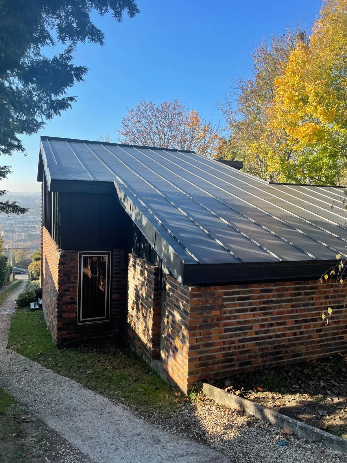 Vue d’ensemble de la même extension avec la couverture zinc terminée