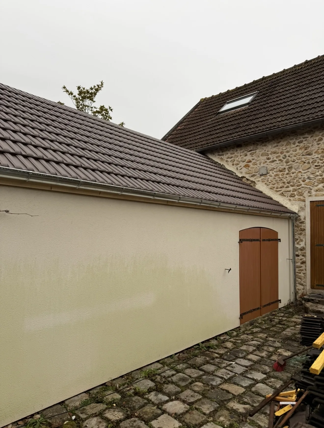 Même annexe avec toiture en tuiles et gouttière zinc terminées