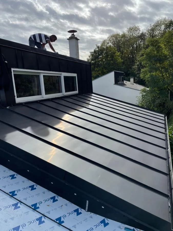 Même toiture après travaux avec couverture zinc noire à joint debout terminée
