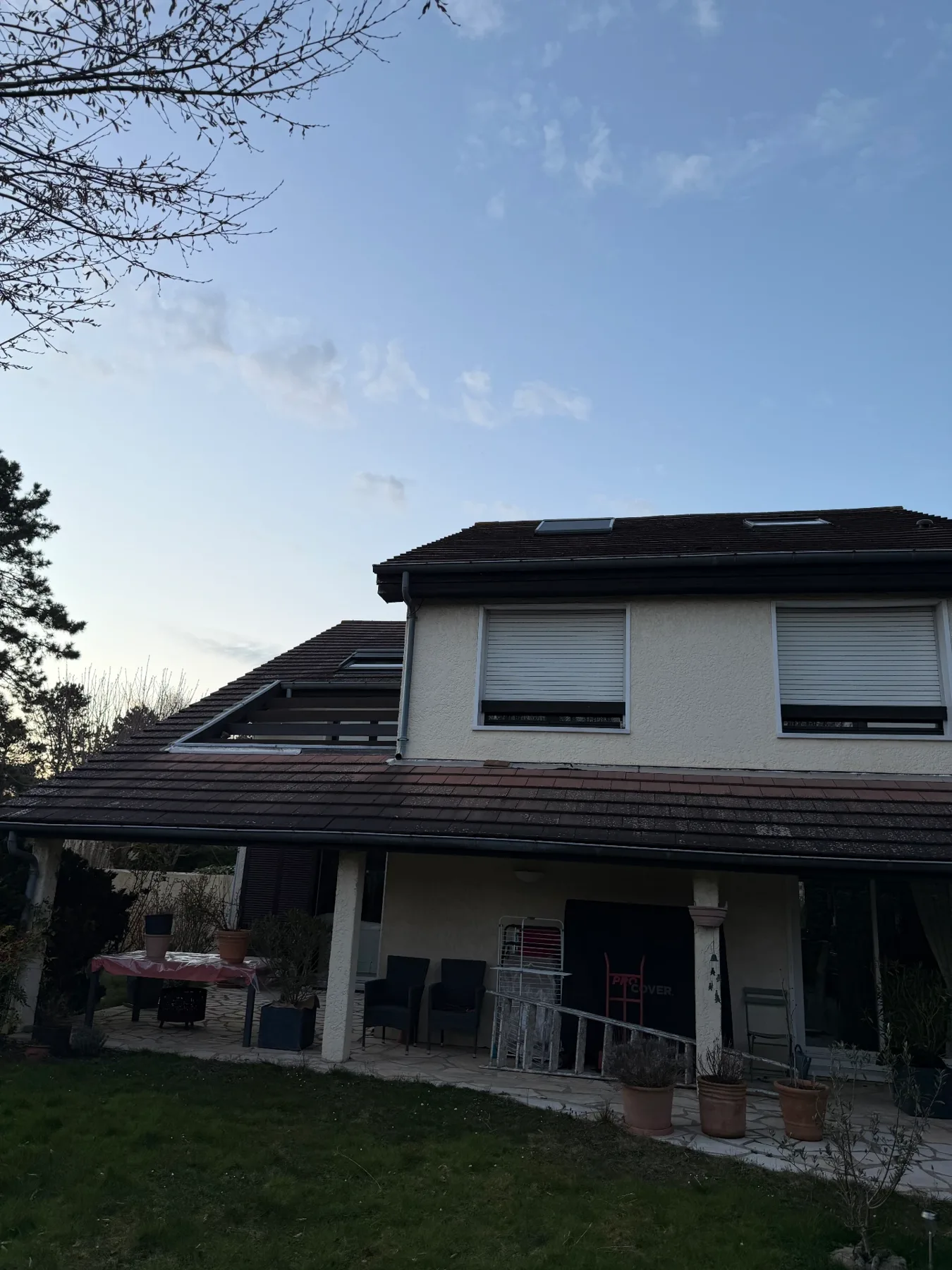 Pavillon avec ancienne toiture en tuiles sombres avant travaux