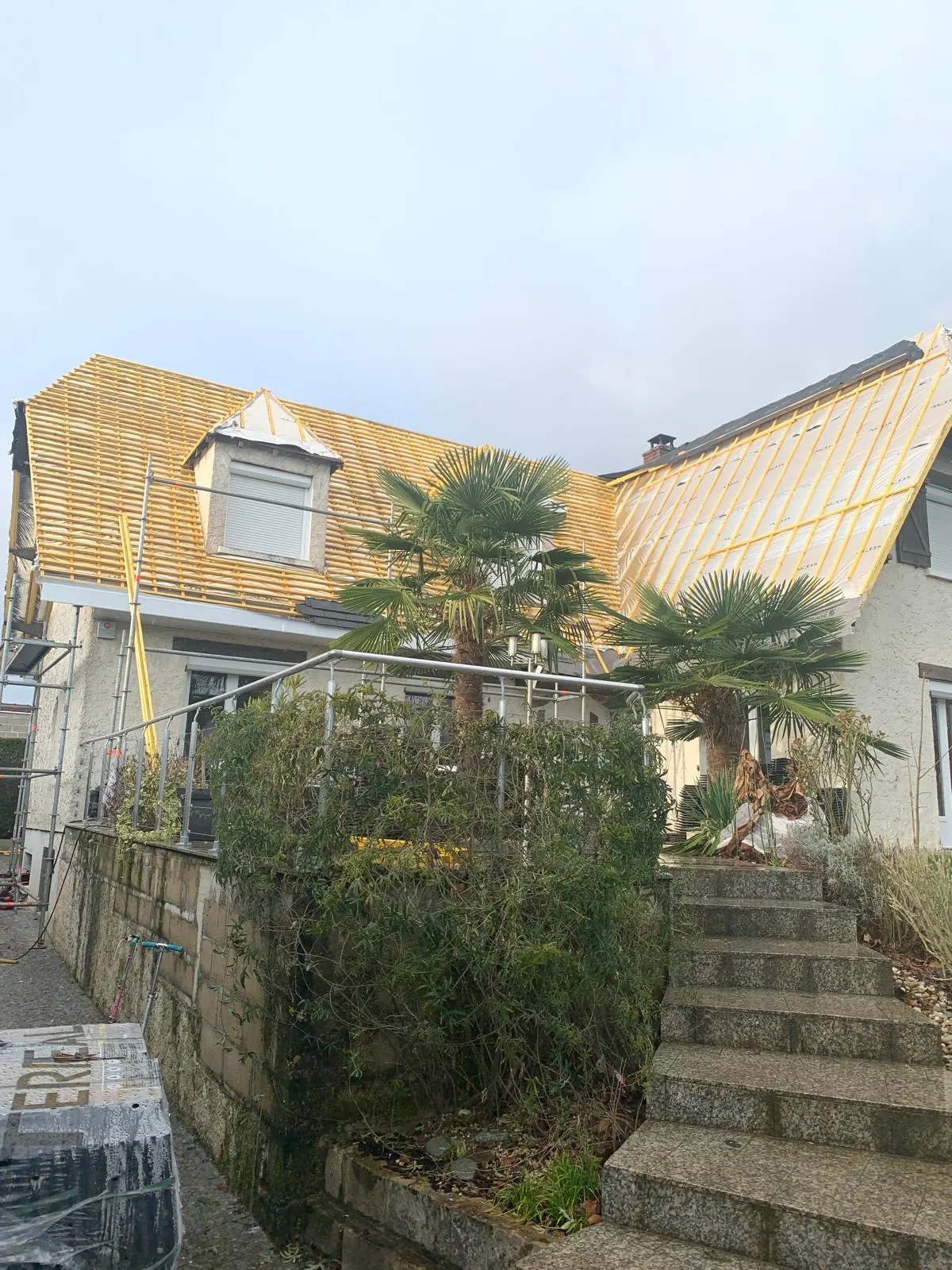 Écran sous-toiture et liteaunage neuf posés sur une maison en cours de réfection, chantier de notre équipe en Île-de-France