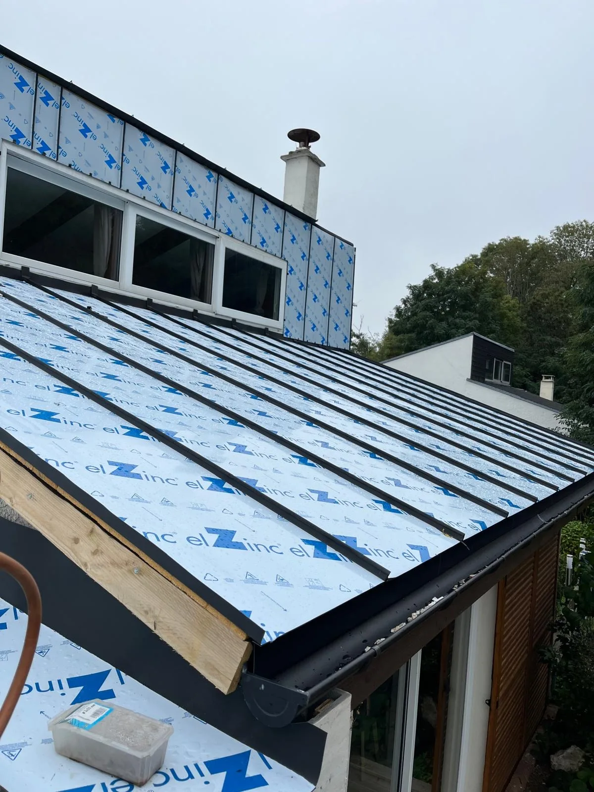 Rampant préparé avec tasseaux, bandes de zinc et gouttière neuve
